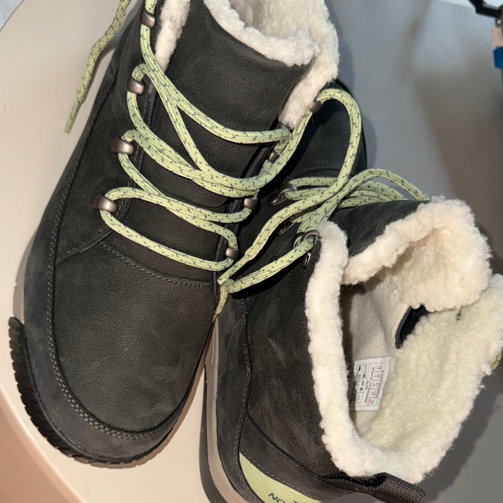 The North Face Woman’s Boots in Black and Cream